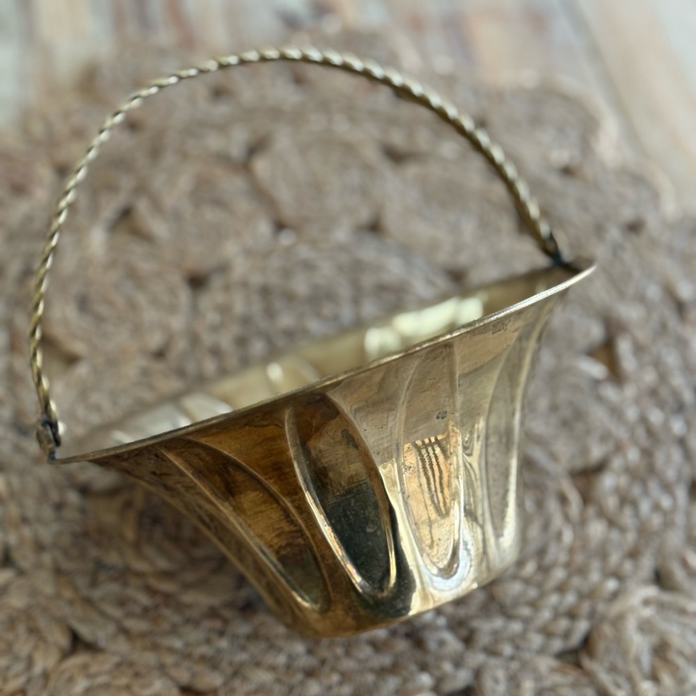Vintage Brass Basket With Swiveling Handle - Picture 3 of 9